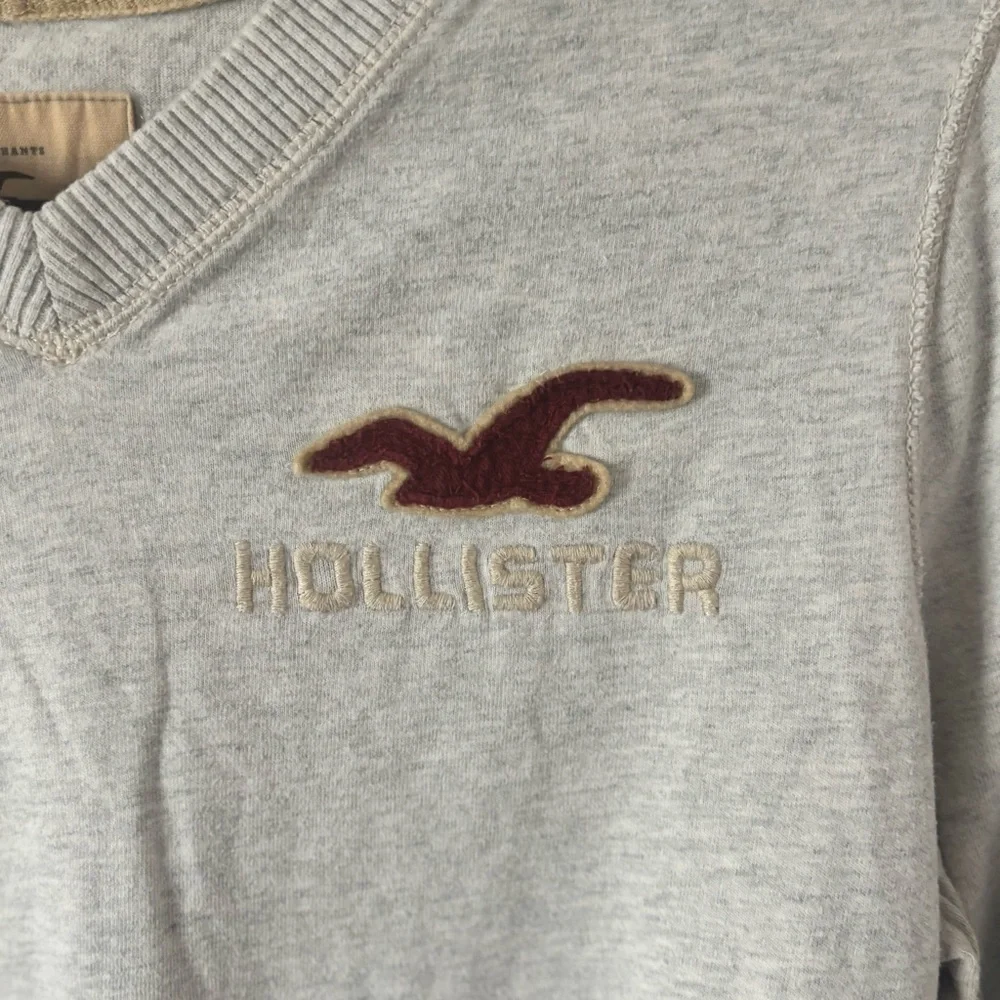 Men’s Hollister grey v neck
